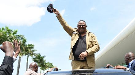Tanzanian opposition stalwart Tundu Lissu (C) reacts to supporters upon his return after about five years in exile, at the Julius Nyerere International Airport in Dar es Salaam on January 25, 2023. - He arrived back in his homeland on January 25, 2023 after spending most of the past five years in exile following an assassination bid.
The one-time presidential candidate was greeted by supporters in the red, white and blue colours of his Chadema party. (Photo by ERICKY BONIPHACE / AFP)