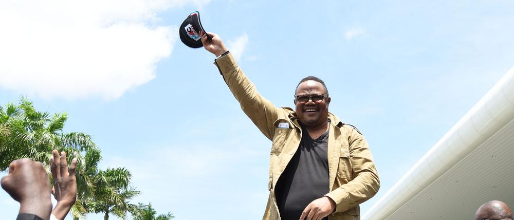 Tanzanian opposition stalwart Tundu Lissu (C) reacts to supporters upon his return after about five years in exile, at the Julius Nyerere International Airport in Dar es Salaam on January 25, 2023. - He arrived back in his homeland on January 25, 2023 after spending most of the past five years in exile following an assassination bid.
The one-time presidential candidate was greeted by supporters in the red, white and blue colours of his Chadema party. (Photo by ERICKY BONIPHACE / AFP)