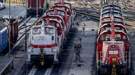 Lokomotiven stehen aufgereiht auf den Gleisen eines Rangierbahnhofs.