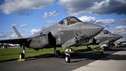 Ein F-35 Tarnkappenjet der Rüstungsschmiede Lockheed Martin wird bei der Raumfahrtausstellung (ILA) ausgestellt.