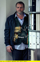 Ganz ruhig! Der Konvertit Muhammad Hövermann (Felix Vörtler) hat sich in der Bank verschanzt – mit einem Sprengstoffgürtel.