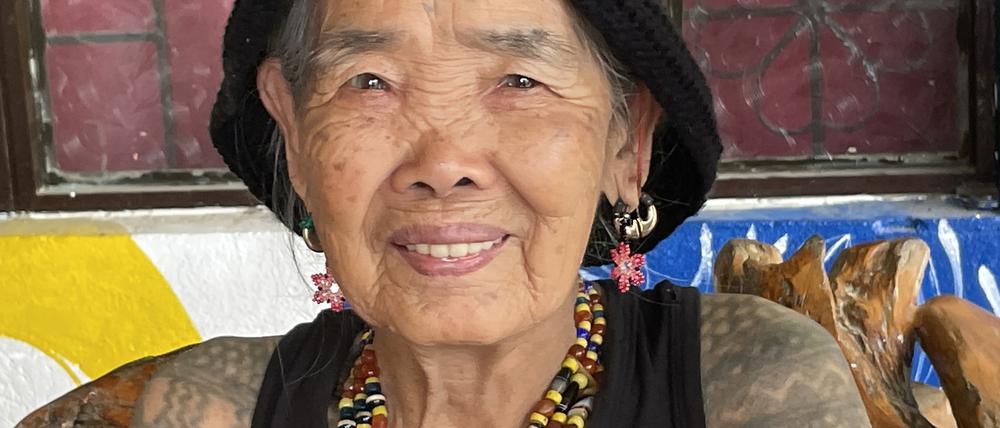 Maria Oggay, im Volksmund als Apo Whang-Od bekannt, ist die älteste Mambabatok oder traditionelle Tätowiererin der Philippinen. Mit 106 Jahren praktiziert Whang-Od immer noch die uralte Kunst des Batok – die Technik des Tätowierens mit der Hand unter Verwendung eines Zitronenbaumdorns und Holzkohle-Ruß, die sie als Teenager gelernt hat.