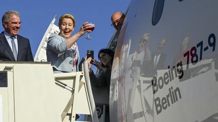 Berlins Regierende Bürgermeisterin Franziska Giffey (SPD) tauft im Beisein von Lufthansa-Chef Carsten Spohr (l) den Lufthansa „Dreamliner“ (Boeing 787-9) auf den Namen ·Berlin· mit einer Berliner Weiße mit Schuss.