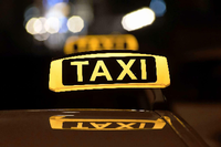 Straßenkampf? Vielen ist das Taxi zu teuer, anderen zu gewöhnlich. Gegen Konkurrenzangebote geht das klassische Taxigewerbe vor.