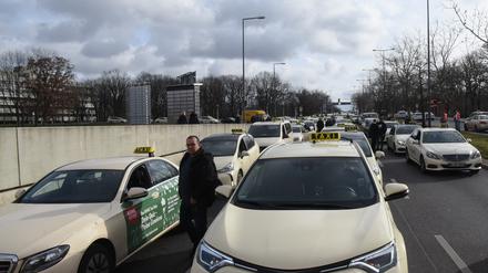 Taxifahrer protestieren regelmäßig gegen die Konkurrenz von Uber.