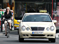 Mehr Geld fürs Gelb. Die Taxiverbände wollen die Preise um 15 Prozent erhöhen – dabei ist Berlin hier schon spitze.