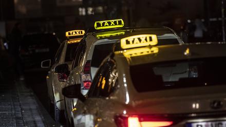 In der Nacht wollen immer weniger Taxifahrer arbeiten.
