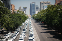 Zahlreiche Taxis stehen während einer Kundgebung vor dem Sitz des Infrastrukturministeriums in Madrid.