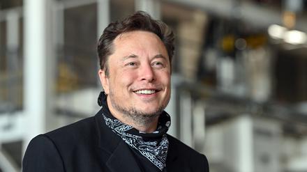 Tesla-Chef Elon Musk steht bei einem Pressetermin in der Gießerei der Tesla Gigafactory.