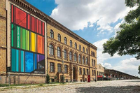 Das Gebäude des Deutschen Technikmuseums liegt am Gleisdreieck auf dem Gelände des ehemaligen Anhalter Güterbahnhofs. Der zeitgenössische Architekturbau von Franz Schwechten wurde 1874 errichtet.