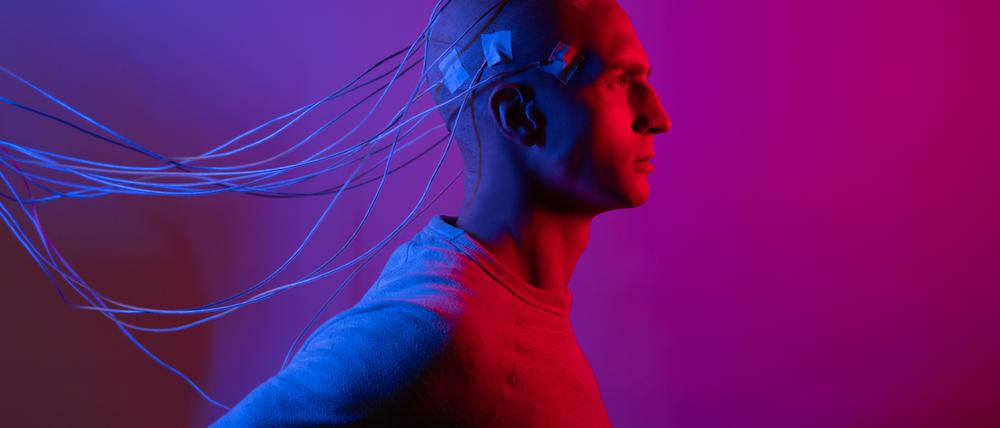 Cyber-Punk-Concept einer futuristischen Person, verbunden mit Virtual Reality.