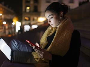 Jugendliche nehmen Krisen durch Social Media deutlich ungefilterter und näher als früher, so die Studienautoren.