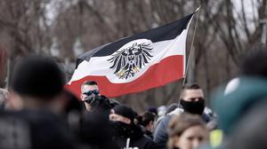 Teilnehmer an einer Demonstration von Rechtsextremisten und Reichsbürgern vor dem Brandenburger Tor und der Straße des 17. Juni. 