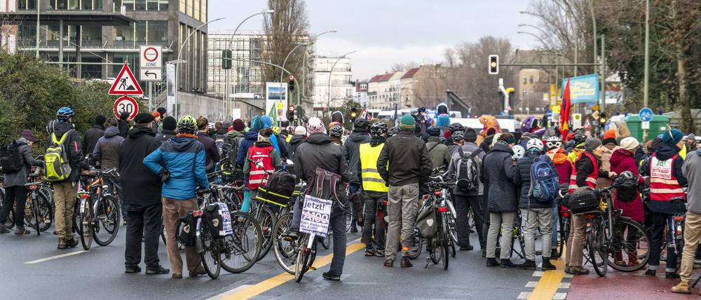 Rund 150 Demonstranten blockieren die Elsenbrücke in Berlin.