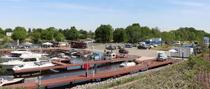 Blick auf die Teltower "Marina" mit Bootsanlegestellen, Baucontainern und Lokal "Kleine Freheit"