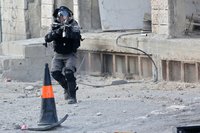 Ein bewaffneter israelischer Polizist am Grenzübergang zwischen Jerusalem und Ramallah im Westjordanland. Die Tempelberg-Krise hat die Gewalt zwischen Israelis und Palästinensern eskalieren lassen.