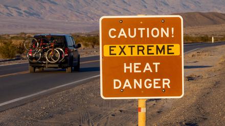 Im Death Valley steht ein Schild, welches vor der extremen Hitze warnt. 