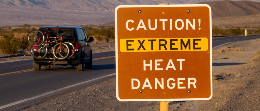 Im Death Valley steht ein Schild, welches vor der extremen Hitze warnt. 