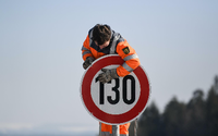 Wird wieder abgebaut: Die Diskussion um ein allgemeines Tempolimit von 130 km/h. Hier baut ein Mitarbeiter der Autobahnmeisterei ein Schild zur Höchstgeschwindigkeit von 130 Stundenkilometern ab.