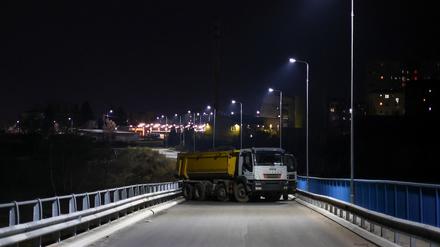 Ein Lkw blockiert den Grenzübergang Merdare