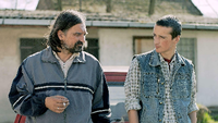 Der serbische LKW-Fahrer Vlada (Leon Lučev) mit seinem Sohn in Ognjen Glavonićs Spielfilm "Teret", der während des Kosovokrieges spielt.
