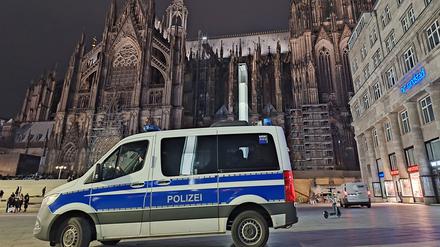 Die Polizei war am Kölner Dom Ende 2023 in Alarmbereitschaft.
