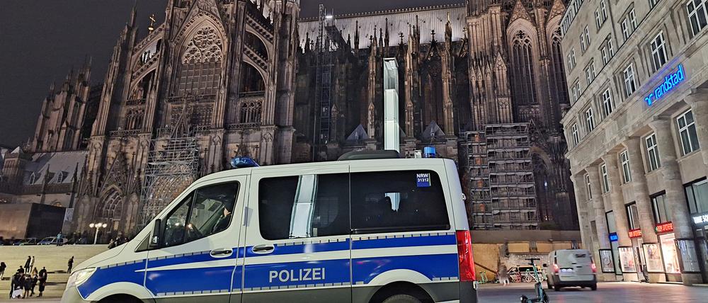 Die Polizei war am Kölner Dom Ende 2023 in Alarmbereitschaft.