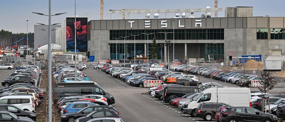 Tesla beschäftigt derzeit nach eigenen Angaben mindestens 8500 Mitarbeiter im Werk in Grünheide. 