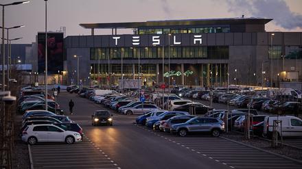 Blick am frühen Morgen auf die Tesla-Autofabrik. (Archiv)