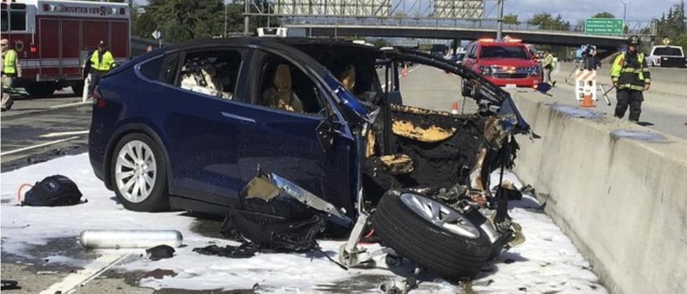 Ein Videostandbild zeigt die Unfallszene nach einem tödlichen Unfall mit einem Tesla-Elektroauto auf dem Highway 101 bei Mountain View.
