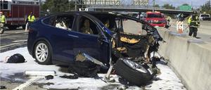 Ein Videostandbild zeigt die Unfallszene nach einem tödlichen Unfall mit einem Tesla-Elektroauto auf dem Highway 101 bei Mountain View.