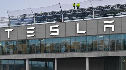 Arbeiter gehen über das Werksgelände der Gigafactory Berlin-Brandenburg von US-Elektroautobauer Tesla.