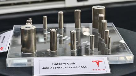 Eine Darstellung der Battery Cells (Akkus) für einen Tesla sind zum Tag der offenen Tür in einer Produktionshalle der Tesla Gigafactory zu sehen. 