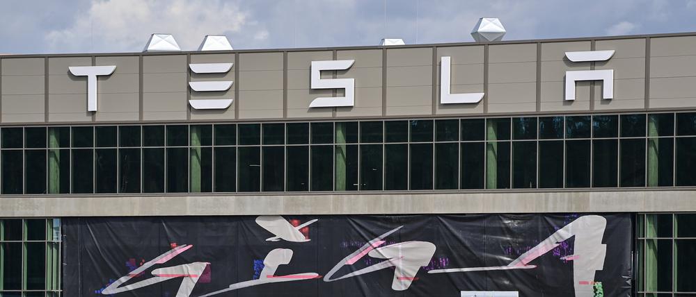 Der Haupteingang zur Fabrik der Tesla Gigafactory Berlin Brandenburg 