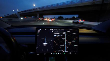 Ein Tesla fährt auf Autopilot. 