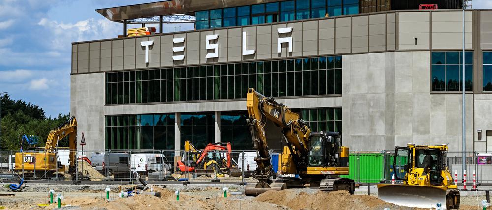 Blick auf das Werk der Tesla Gigafactory Berlin-Brandenburg vom US-Elektroautobauer Tesla. Das Unternehmen will das Gelände erweitern.
