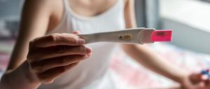 Ungeplant schwanger. Frauen, die über einen Schwangerschaftsabbruch nachdenken, müssen sich vorher ergebnisoffen beraten lassen. 