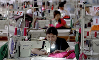 US-amerikanische und europäische Bekleidungsketten lassen zum Großteil in Süd-Ost-Asien produzieren. Nicht überall sind die Arbeitsbedingungen so gut wie in dieser Fabrik in China.
