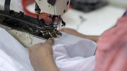 Eine Frau arbeitet in einer Textilfabrik. (zu dpa «Bundestag verabschiedet Lieferkettengesetz») +++ dpa-Bildfunk +++