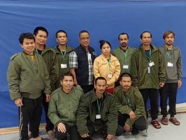 Thailändische Arbeiter, die von der Hamas als Geiseln genommen und mittlerweile freigelassen wurden. 