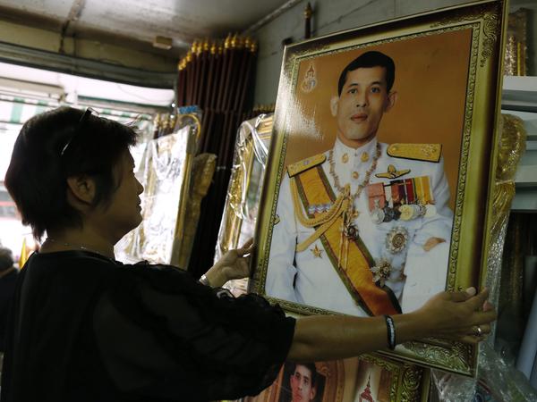 In Thailand ist der König omnipräsent: Plakate und Bilder mit seinem Konterfei gehören zum Stadtbild dazu.