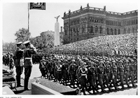 Aufmarsch. Der Prinzregent von Jugoslawien wird 1939 von den Nazis vor dem Hauptgebäude der TH Berlin in Charlottenburg empfangen. Vor dem Gebäude - 1943 im Krieg zerstört - hielten die Nazi gerne Paraden ab. Nach dem Krieg wurde an dem Ort das TU-Hauptgebäude errichtet.