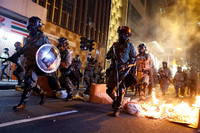 Protest in Hongkong: Polizisten gehen gegen einen Demonstranten vor.