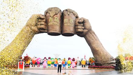 China grüßt die Welt. Das Portal zum großen Bierfest in Qingdao 2021, das in Sachen Trinkfreudigkeit mit dem Münchner Oktoberfest durchaus mit halten kann. 