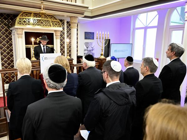 Bundespräsident Steinmeier und Wirtschaftsminister Habeck während einer Predigt in der Beth-Zion-Synagoge zum Gedenken an die Progrome des 9. November.