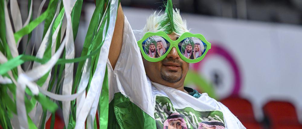 Neue Fans für den Handball. Ein Anhänger des Nationalteams von Saudi-Arabien.  