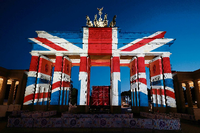 Das Brandenburger Tor wird mit der Flagge Großbritanniens angestrahlt.