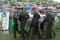 Soldaten trugen die Särge der tödlich verunglückten Spieler und Betreuer ins Stadion.