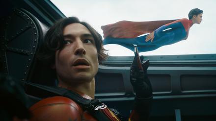 Selfie mit Superheldin: The Flash (Ezra Miller) und Supergirl (Sasha Calle) in Angriffsformation aus der Luft.