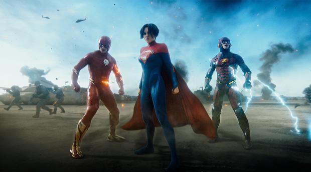 Die Sparversion der Justice League: Supergirl (mitte) zwischen The Flash und einem Batman im Pensionsalter.